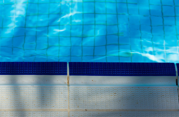 εξωτερική πισίνα με το μπλε νερό - Φωτογραφία, εικόνα