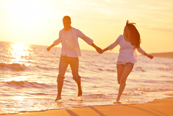 giovane coppia sulla spiaggia divertirsi
 - Foto, immagini