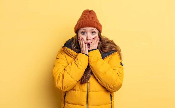 hispánská hezká žena se cítí šokovaná a vystrašená. zimní oblečení - Fotografie, Obrázek