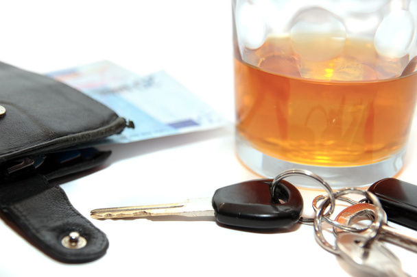 Portafoglio whisky auto chiavi e contante in euro
 - Foto, immagini