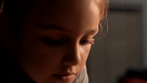 Πορτρέτο ενός νεαρού κοριτσιού με πολύ εστιασμένο πρόσωπο και επαγγελματικό κινηματογραφικό φωτισμό - Πλάνα, βίντεο