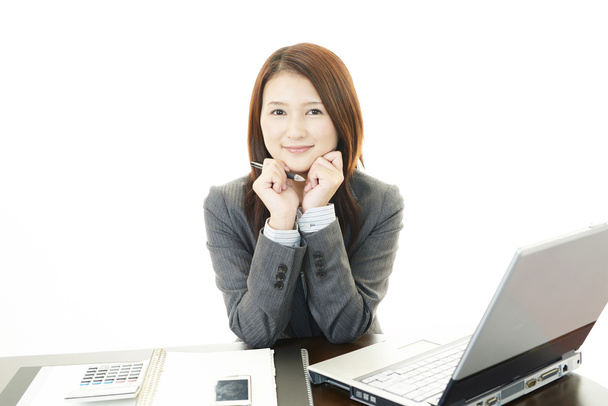 Mujer de negocios trabajando en el ordenador portátil - Foto, Imagen