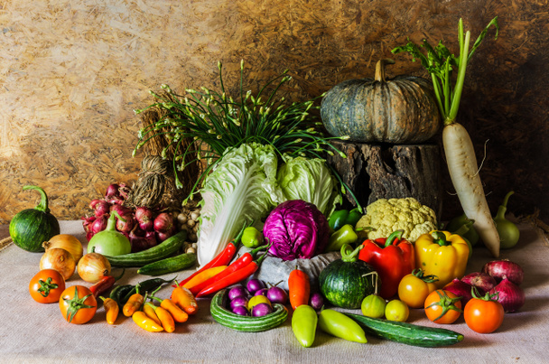 Csendélet zöldségekkel, gyógynövények és gyümölcsök. - Fotó, kép