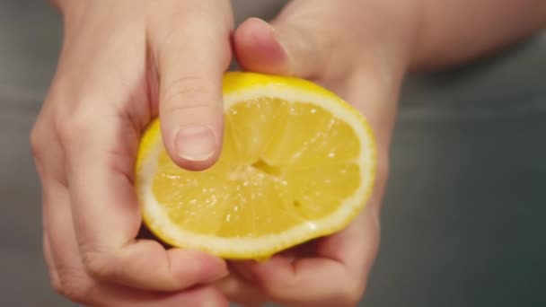 Juice dripping from lemon macro - Footage, Video