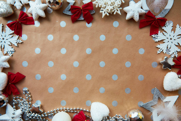 Vánoční sváteční rám z ornamentů na pozadí, základní klasický vzor, místo pro text. Módní dekorace: disco koule, sněhové vločky, nadýchané vánoční stromečky. Estetická atmosféra a slavnostní přání. - Fotografie, Obrázek
