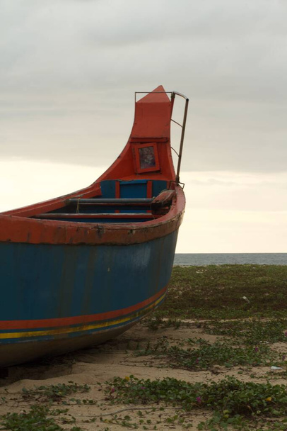Avoin kalastusvene kiinnitetty rantahiekalle - Valokuva, kuva