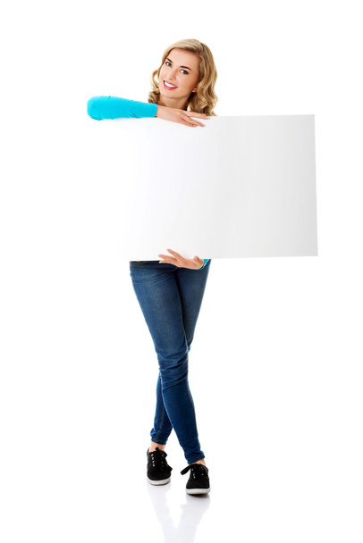 Portrait of happy woman with blank board - Фото, изображение