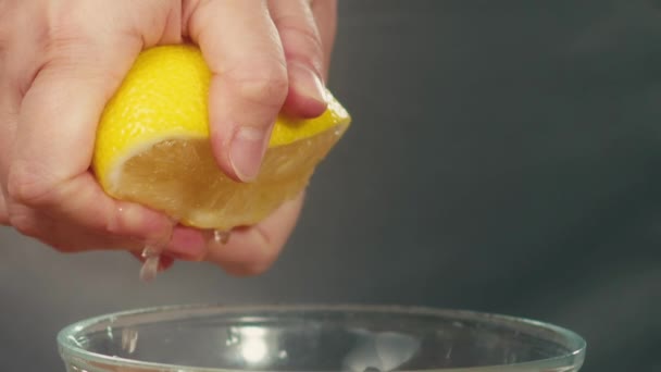 ボウルにレモン汁を絞る - 映像、動画