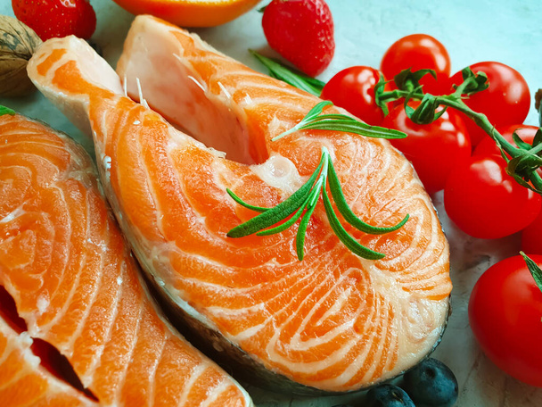 красная рыба, томатное масло на деревянном фоне - Фото, изображение