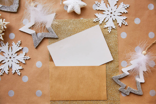 挨拶、文房具カード、封筒モックアップを作成します。基本的な背景にトレンディなクリスマスの装飾。美しいお祝いの雰囲気。クリスマスにグリーティングカードのコンセプトを送る。上からの眺め - 写真・画像