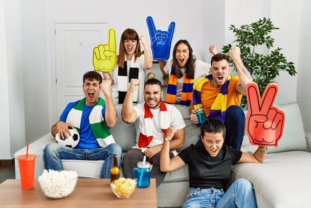 Група людей футбольний хуліган весела гра роздратована і розчарована криками з гнівом, кричить божевільно з гнівом і піднятою рукою
  - Фото, зображення