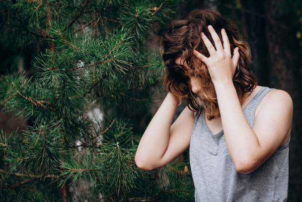 Chica adolescente sostiene su cabeza con las manos. Problema psicológico y salud mental durante la pubertad - Foto, imagen