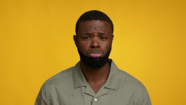 Rozrušit Vtipný Mladý Černoch Použitím Lip A Dívání Na Fotoaparát - Záběry, video