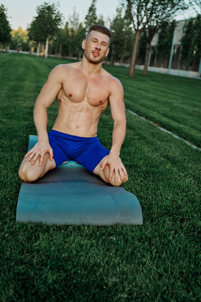 sports muscular man doing fitness crossfit in the park - Foto, Imagem