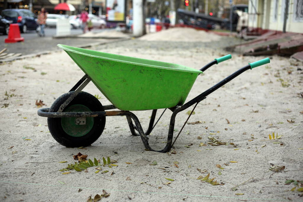 Sokakta el arabası yeşili - Fotoğraf, Görsel
