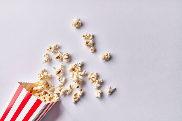  Verpakking zoute popcorn die geïsoleerd op een witte achtergrond valt - Foto, afbeelding