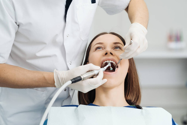 Suuhygienia, hammaslääkäri tekee skaalaus ja harjaus menettely - Valokuva, kuva