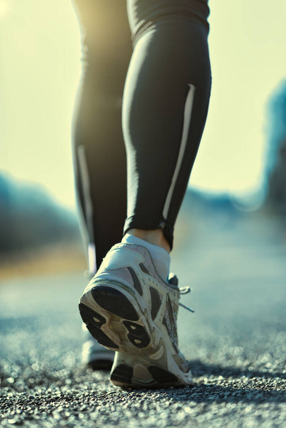 zapatilla de deporte en primer plano, en los pies de una persona que entrena en la calle - concepto de desafío deportivo - Foto, imagen