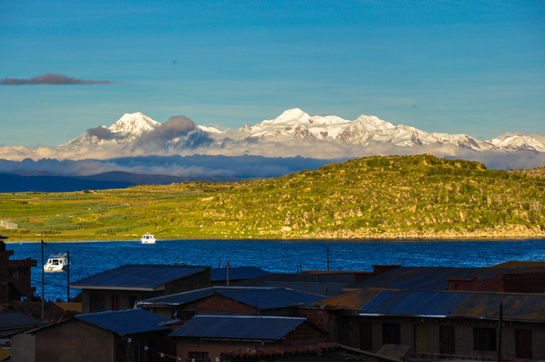 Cordillera real bekeken vanaf isla del sol, bolivia - Foto, afbeelding