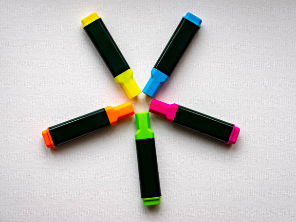 Çok renkli, beyaz arkaplan ile düzenlenmiş renkli işaretleyici kalemler. - Fotoğraf, Görsel