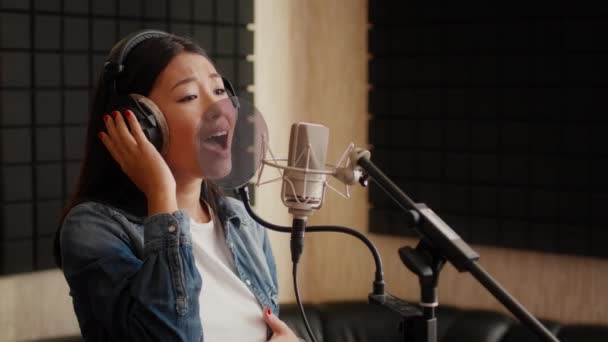 Yetenekli Asyalı Kadın Şarkıcı Kulaklık takıyor Stüdyoda Şarkı Söylüyor - Video, Çekim