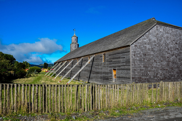 prachtige gekleurde en houten kerken, chiloe eiland, Chili - Foto, afbeelding