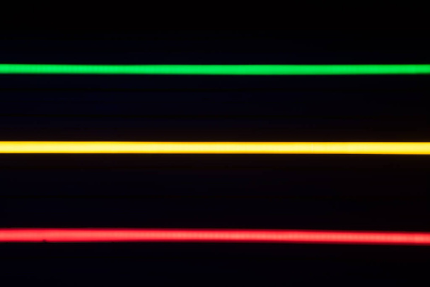 Listras borradas de luzes de néon. Cores verde, amarelo e vermelho. - Foto, Imagem