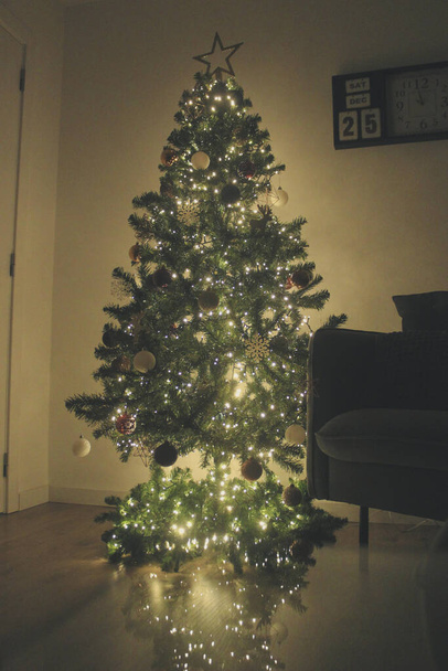 Kerstboom decoratie, goud, rood groen en wit, ster vintage muur klok, xmas verticale achtergrond foto schattig woonkamer sofa - Foto, afbeelding