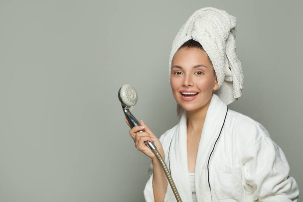 Mujer spa con ducha sobre fondo blanco - Foto, Imagen