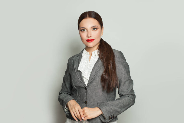 Chytrá podnikatelka na bílém portrétu - Fotografie, Obrázek