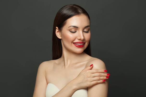 Gesunde brünette Modell Frau mit klarer Haut. Pflege- und Gesichtsbehandlung - Foto, Bild