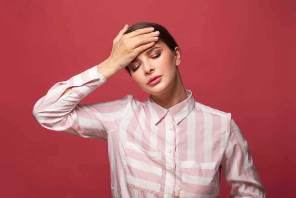 Mladá žena cítí stres a má bolesti hlavy - Fotografie, Obrázek