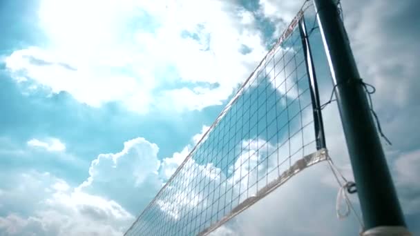 La rete di pallavolo ondeggia sullo sfondo di nuvole volanti veloci nel cielo. Timelapse - Filmati, video