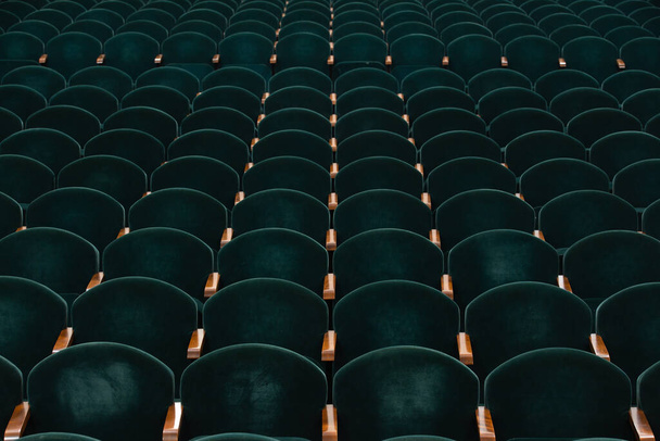 Reihen weicher Samtsessel im Theatersaal - Foto, Bild