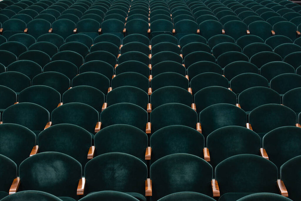 rivit pehmeä sametti nojatuolit teatterissa auditorio - Valokuva, kuva