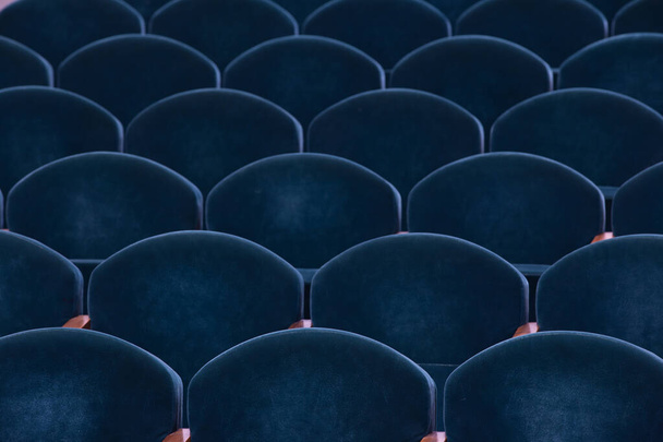 rangées de fauteuils en velours doux dans l'auditorium du théâtre - Photo, image