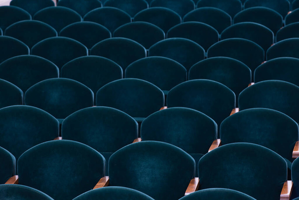 rangées de fauteuils en velours doux dans l'auditorium du théâtre - Photo, image