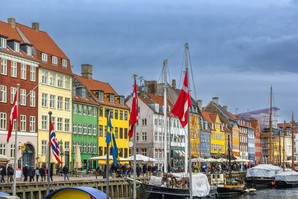 Nyhavn jest siedemnastowiecznym nabrzeżem, kanałem i dzielnicą rozrywkową w Kopenhadze, Dania. - Zdjęcie, obraz