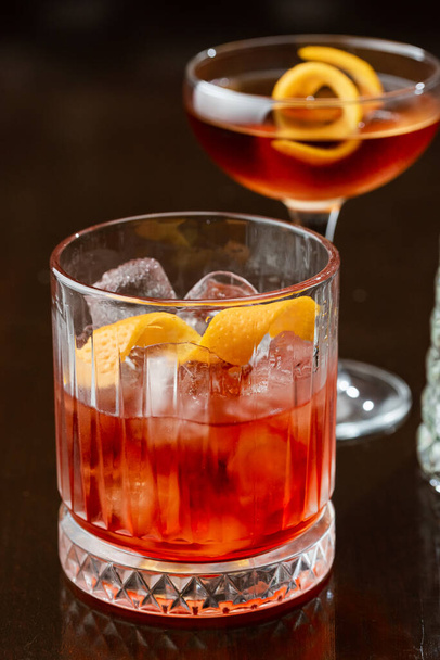 алкогольний коктейль з льодом і апельсиновою таблеткою
 - Фото, зображення