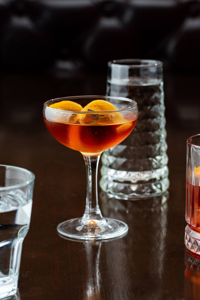 alcoholic cocktail with ice and orange pill - Φωτογραφία, εικόνα