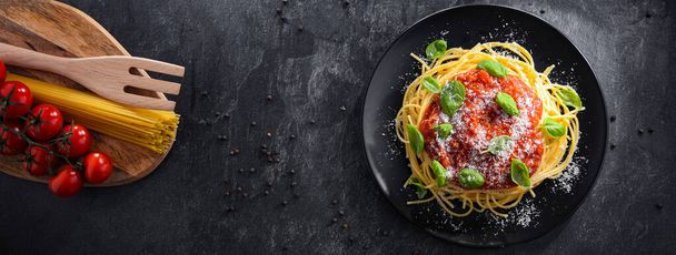 Összetétel egy tányér spagetti bolognaival. - Fotó, kép