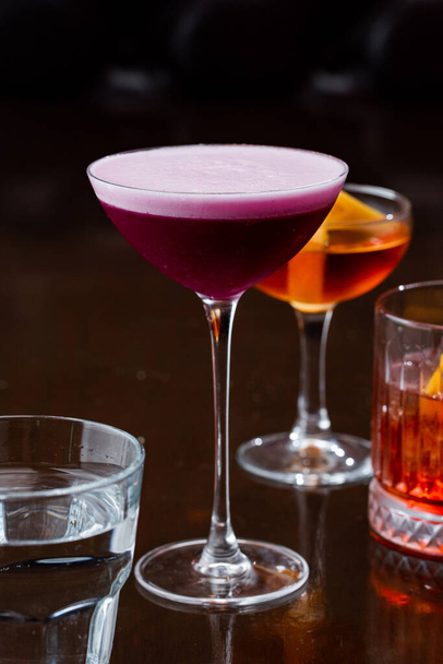 стакан со свежим холодным коктейлем на барной стойке - Фото, изображение