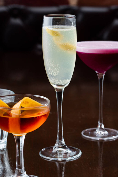 verre avec cocktail froid frais sur le comptoir du bar - Photo, image