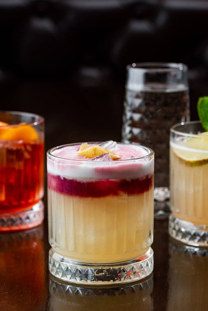 cocktail alcolico fresco da vicino - Foto, immagini