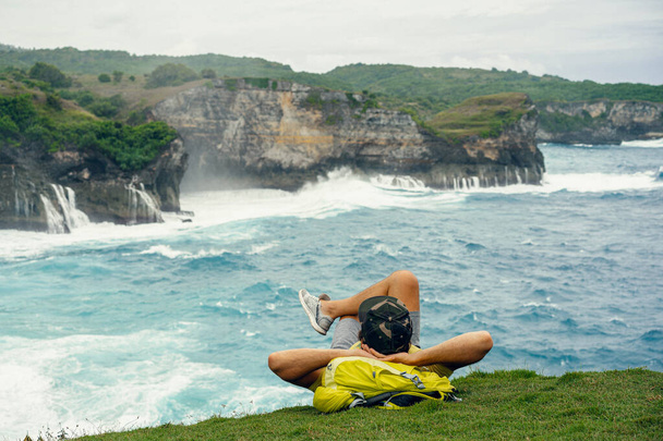 Man traveler, Angel's Billabong beach, Nusa Penida Island, Bali, - Foto, immagini