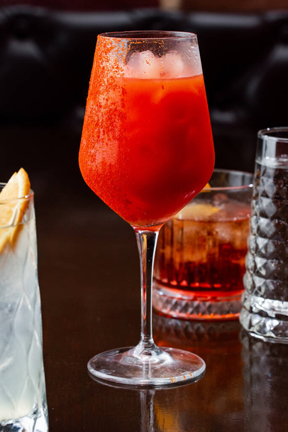 verre avec cocktail froid frais sur le comptoir du bar - Photo, image