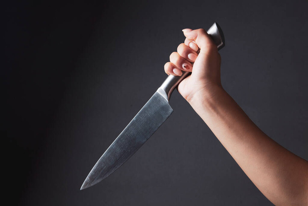 kobieta atakuje nożem kuchennym - Zdjęcie, obraz