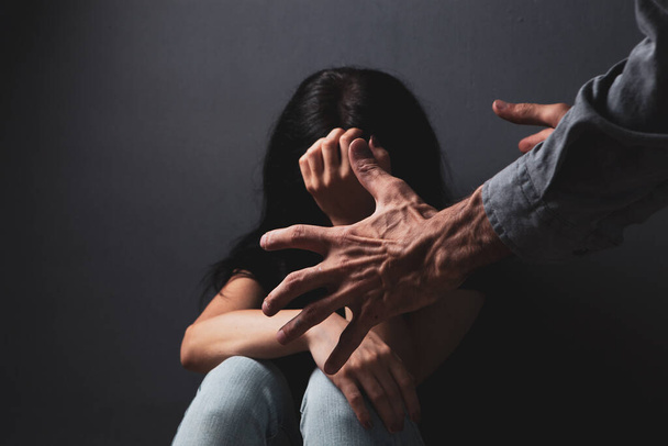 Der Mann will seine Frau schlagen. Häusliche Gewalt - Foto, Bild
