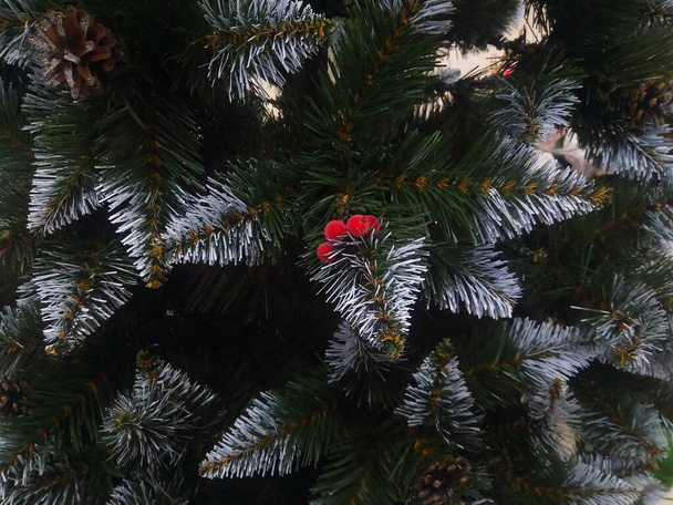 Árbol de Navidad artificial con agujas blancas. El concepto de Año Nuevo. - Foto, Imagen