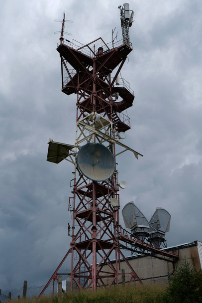 Meteorológiai állomás antennái és két nagy szarvantenna a felhőkön háttér - Fotó, kép